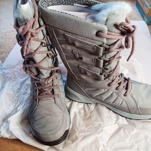NWOT Columbia Ladies Boots Size 9